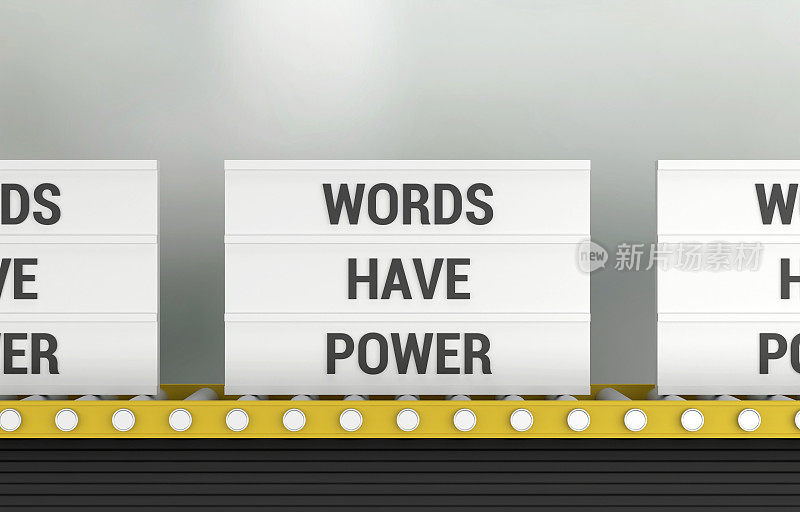 生产线上的灯箱上写着“Words Have Power”